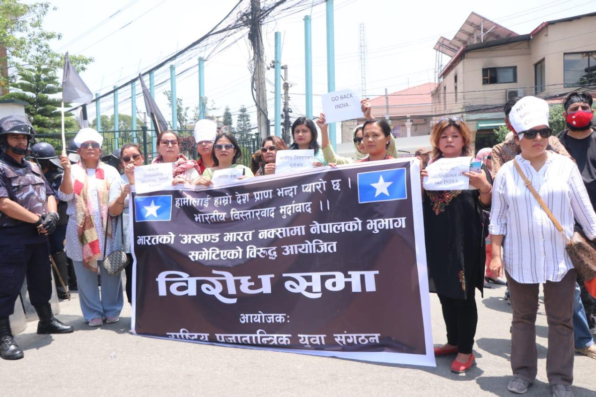 लैनचौरस्थित दूतावास अगाडि राप्रपाकाे युवा संगठनले जलायो ‘अखण्ड भारत’काे नक्सा (फाेटाेफिचर)