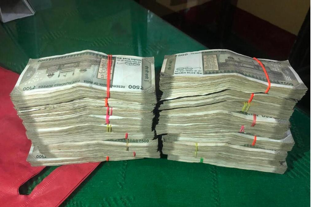 क्यासिनोको भ्यानमा स्रोत नखुलेको १२ लाखसहित तीन भारतीय पक्राउ