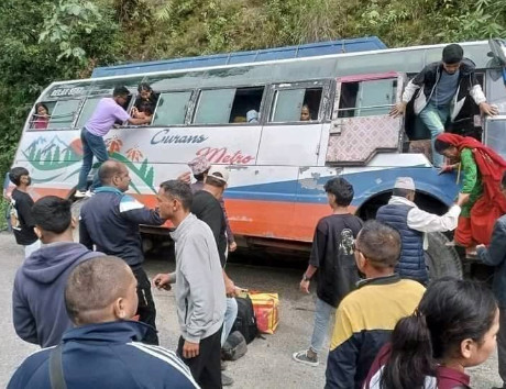डोटी जाँदै गरेको बस कैलालीमा दुर्घटना