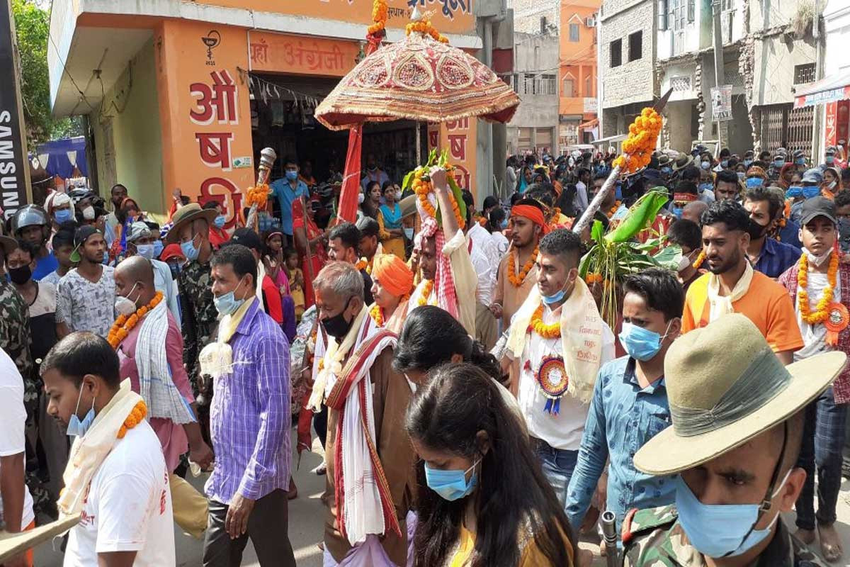 जनकपुरको राजदेवी शक्तिपीठमा बाजागाजासहित फूलपाती भित्र्याइयो