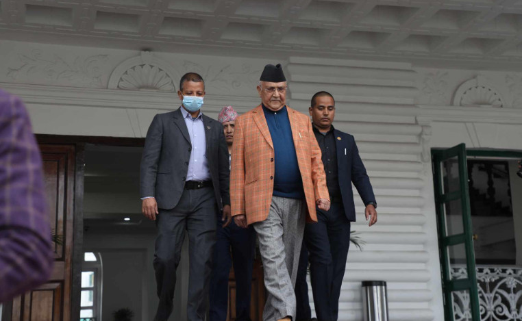 प्रधानमन्त्री दाहाललाई भेटेर सिंहदरबारबाट बाहिरिए ओली