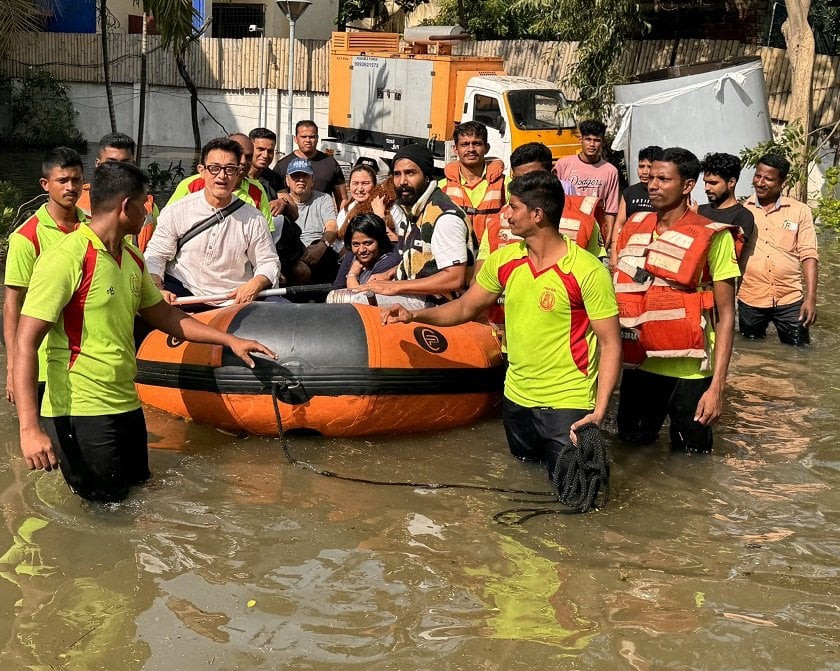२४ घण्टासम्म बाढीमा फसे आमिर खान