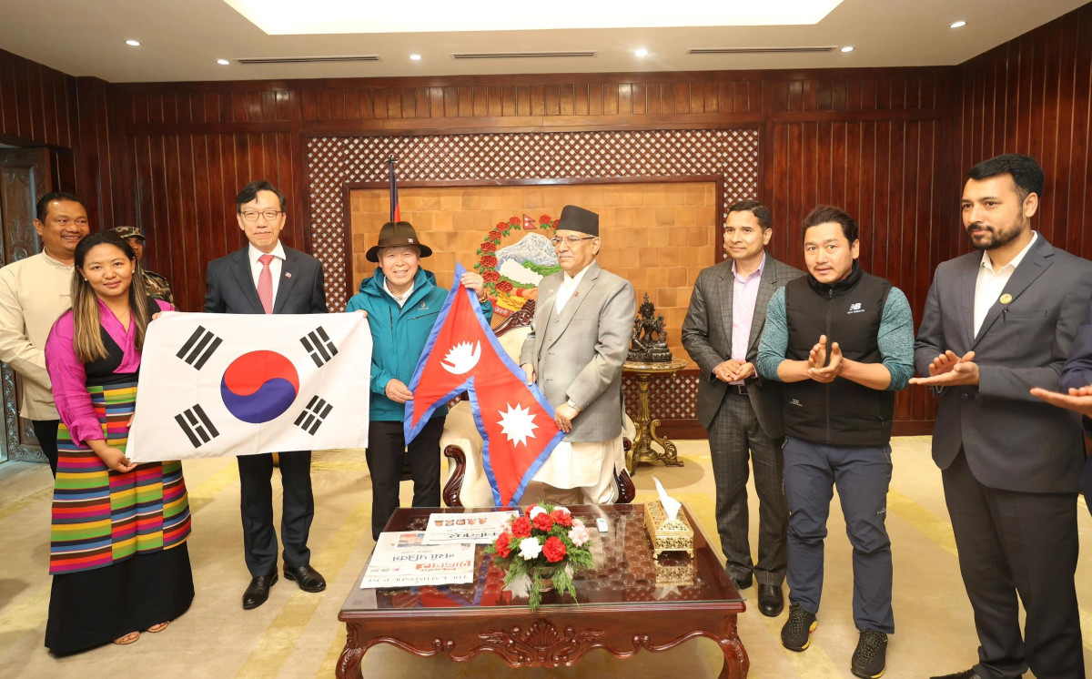 जुगल हिमाल आरोहण गर्न लागेको नेपाल र दक्षिण कोरियाको संयुक्त टोलीलाई प्रधानमन्त्रीले गरे बिदाइ