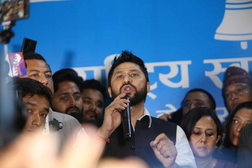 पार्टी कार्यालयमा भेला भए सभापति लामिछानेसहित रास्वपाका नेता कार्यकर्ता