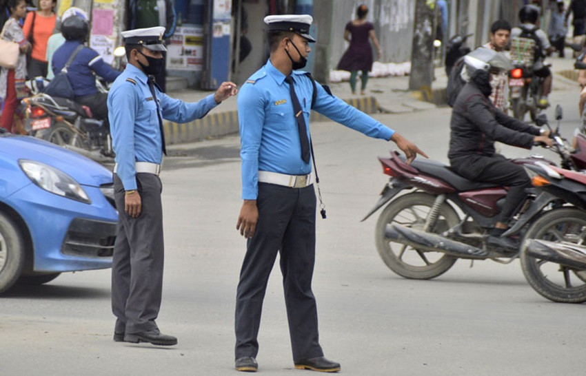 ट्राफिक प्रहरीबाट सवारी जाँचमा कडाइ
