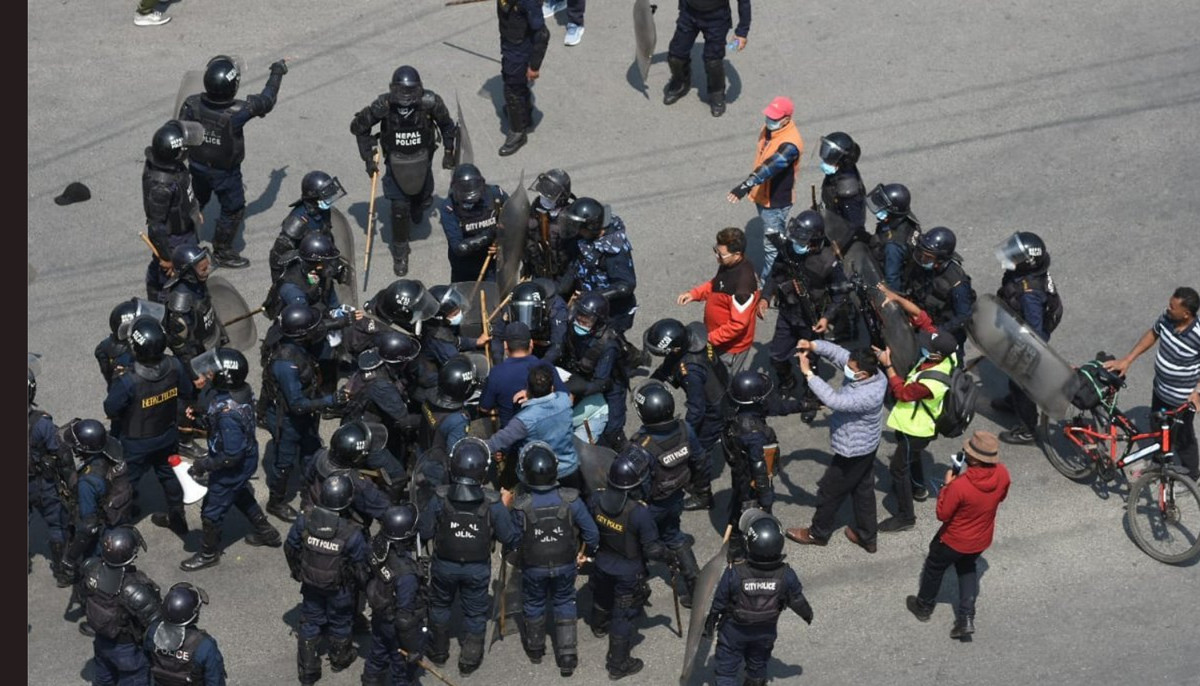 तीनकुने झडपमा सशस्त्र प्रहरीका ७ जना घाइते, प्रदर्शनकारी पनि घाइते