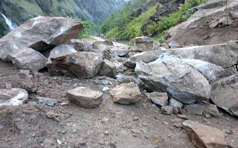 पहिरो पन्छाएपछि बेंशीसहर–चामे सडक खुल्यो