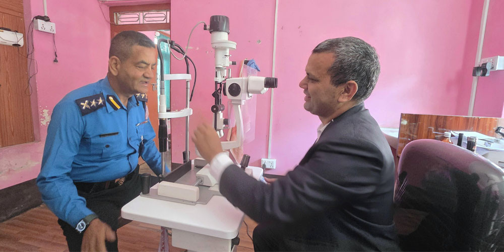 विश्व दृष्टि दिवस : ट्राफिकलाई कालो चस्मा वितरण