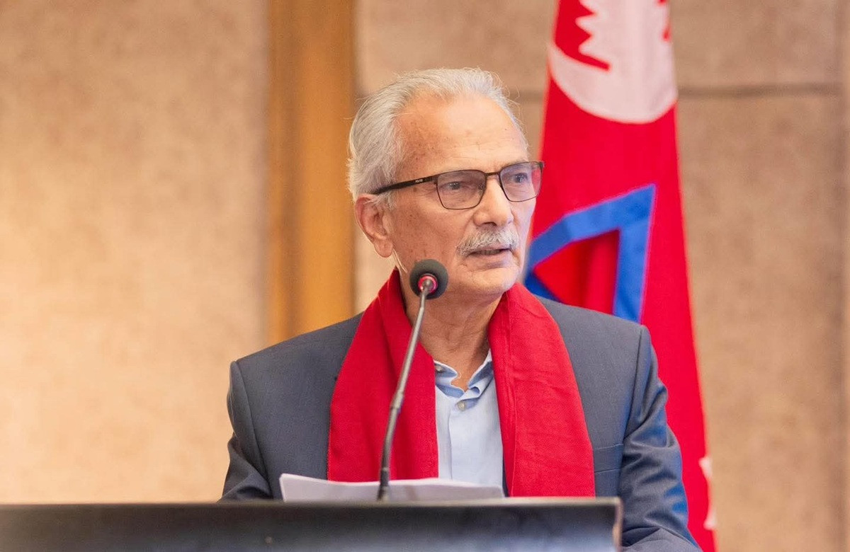 जाँदाजाँदै कर्मचारीमाथि किन खनिन्छन् मन्त्री-प्रधानमन्त्री, पूर्वसचिव भन्छन्- ‘कार्यक्षेत्रकै भेउ पाउँदैनन्’