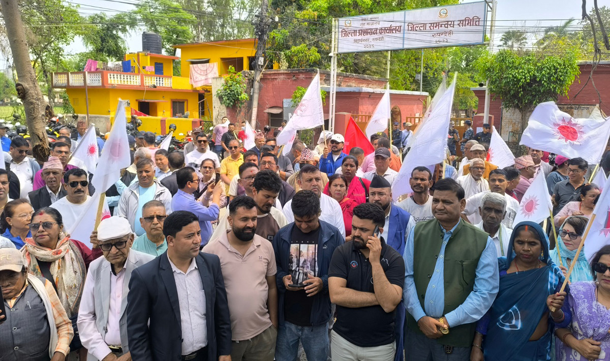 ज्ञापनपत्र बुझाउँदै एमालेले भन्यो : गौरीबहादुर कार्कीको प्रतिवेदन खारेज गर