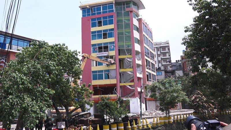 धाेबीखाेलामा ७ तले घरमा चल्याे डाेजर