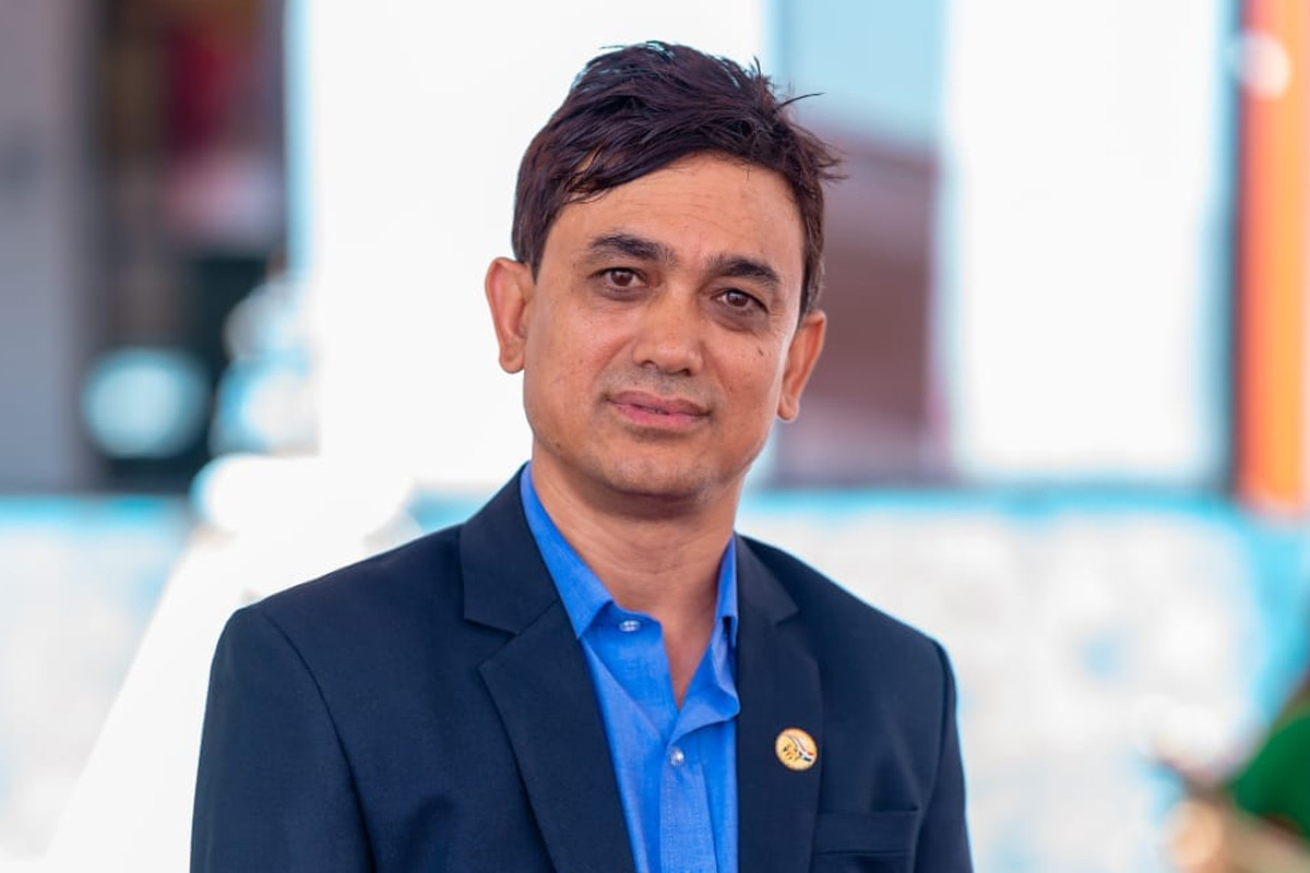ढाकाकुमार श्रेष्ठलाई कारबाही गर्ने निर्णय तत्काल कार्यान्वयन नगर्न सर्वाेच्चको आदेश