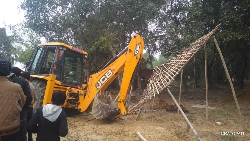 कैलालीमा वन अतिक्रमण गरी बनाइएका टहरा हटाइँदै