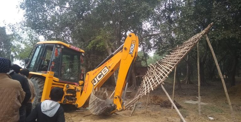 कैलालीमा वन अतिक्रमण गरी बनाइएका टहरा हटाइँदै