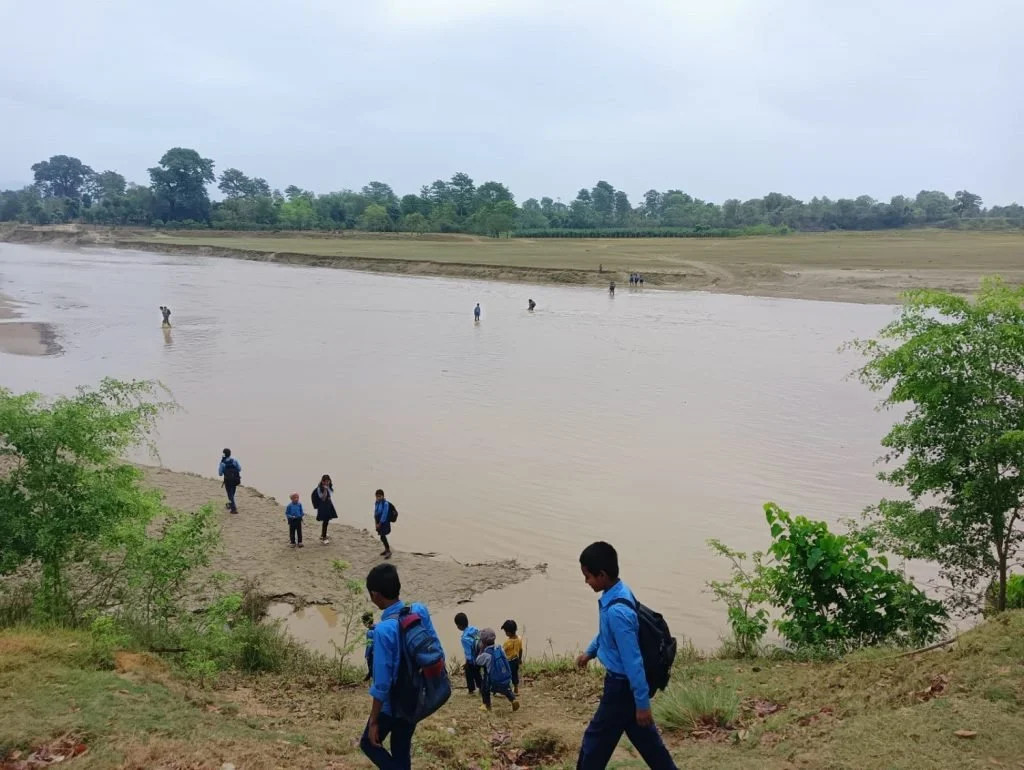 जोखिम मोलेर पढ्न विवश : खोला नतरे स्कुल जान पाइँदैन