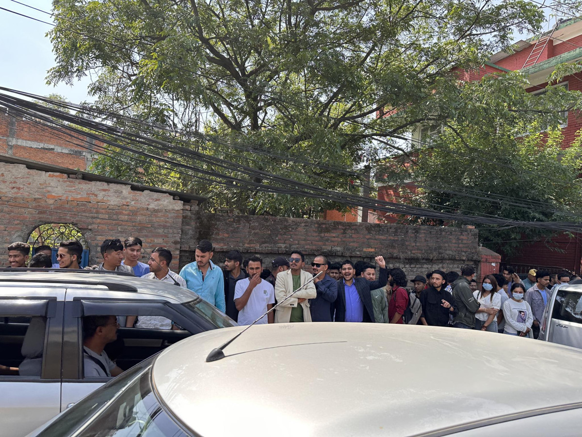 देउवा निवासमा नेविसंघ अध्यक्षविरुद्ध नाराबाजी