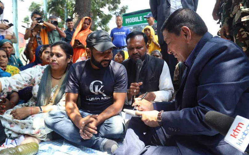 माइतीघरमा आन्दोलनरत समूह र  गृहमन्त्रीबिच भेट