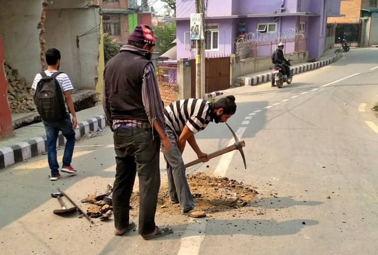 सरकारले लगायाे असार १ देखी भदौं मसान्तसम्म सडक खन्न प्रतिबन्ध
