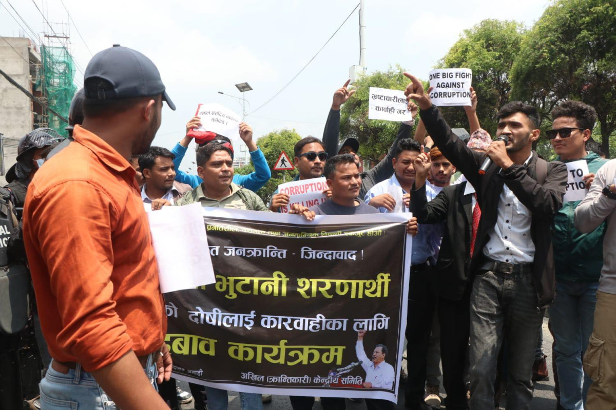 अदालत बाहिर प्रदर्शनमा उत्रिएका विप्लवका कार्यकर्ता पक्राउ (फोटोफिचर)