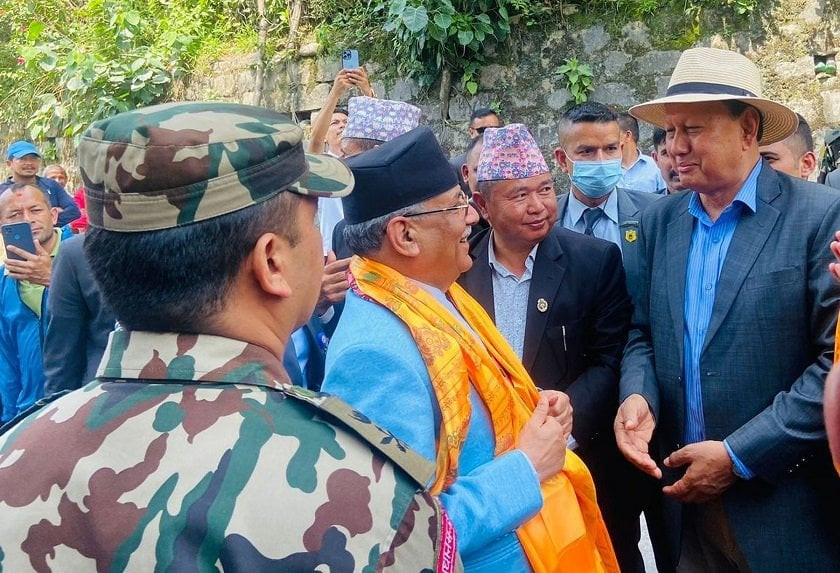 खानेपानीकाे स्थलगत अवलोकन गर्न  प्रधानमन्त्री प्रचण्ड मेलम्चीमा