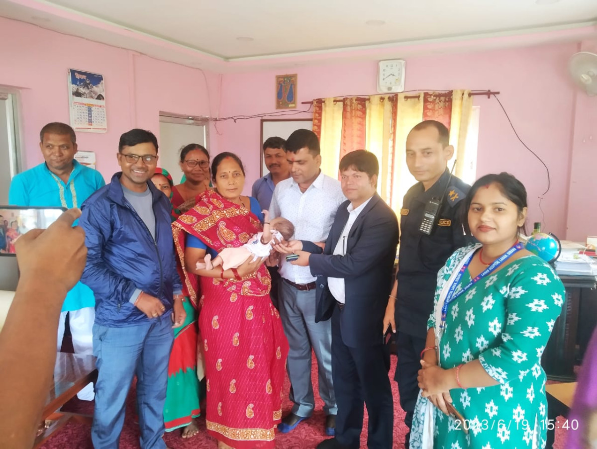 अस्पतालको गेट नजिकै बेवारिसे फेला परेका शिशु आफन्तलाई जिम्मा लगाइयो