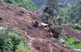 मरेपीपलमा अविरल वर्षाले भत्कियो घर, परिवार विस्थापित