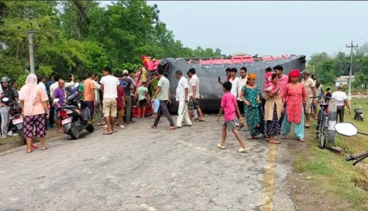 कैलालीमा ट्रक र बस ठोक्किँदा १४ जना घाइते