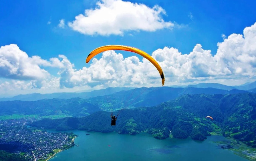 पोखरामा प्याराग्लाइडिङ शुल्क बढ्यो