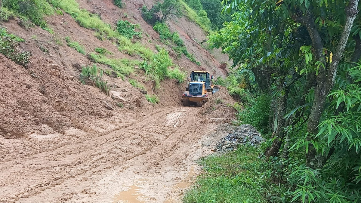 ठाउँठाउँमा पहिरो, सन्धिखर्क गोरुसिैगे सडक अवरुद्ध
