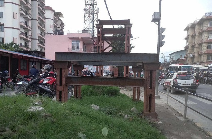 मित्रपार्कको आकाशेपुल वर्षौंदेखि अलपत्र