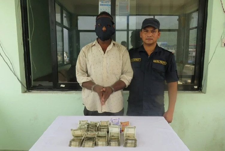 भारतीय रुपैयाँसहित एक पुरुष प्रहरीको नियन्त्रणमा