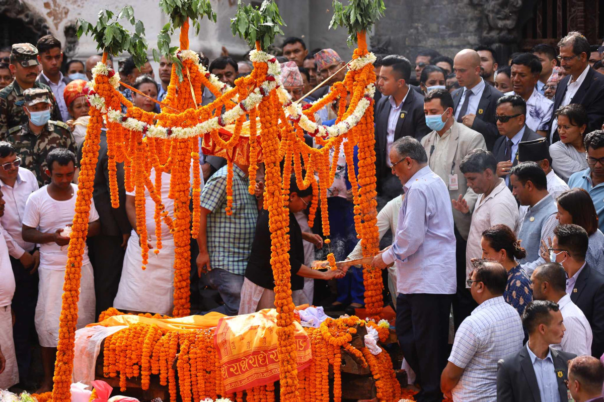 प्रचण्डले दिए दागबत्ती