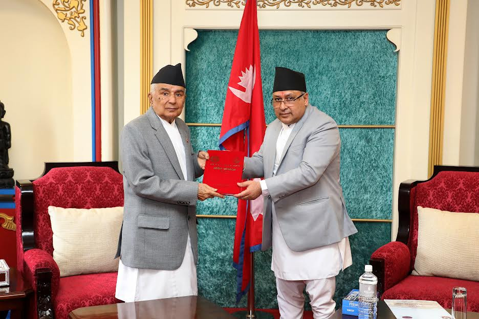 राष्ट्रपतिलाई प्रधानन्यायाधीशले बुझाए वार्षिक प्रतिवेदन