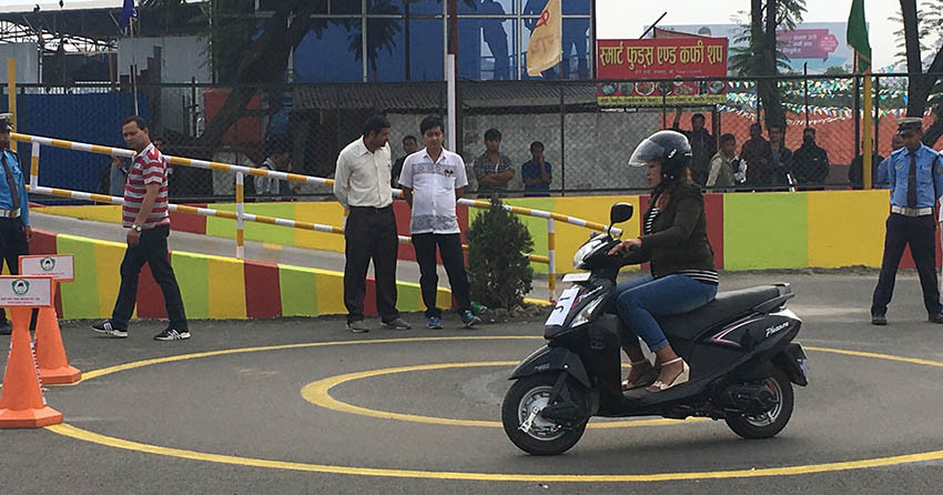 लाइसेन्स बनाइदिने, ट्रायल पास गराइदिने भन्दै ठगी गरेको आराेपमा दुईजना पक्राउ