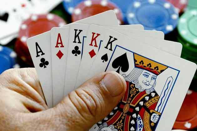 टोखाबाट जुवातास खेलिरहेको अवस्थामा १२ जना पक्राउ