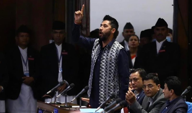 रवि लामिछानेको प्रश्न- क्विन्टलका क्विन्टल सुन भित्र्याउने काण्डमा कर्मचारीको सरुवा गरेर मात्र हुन्छ ?