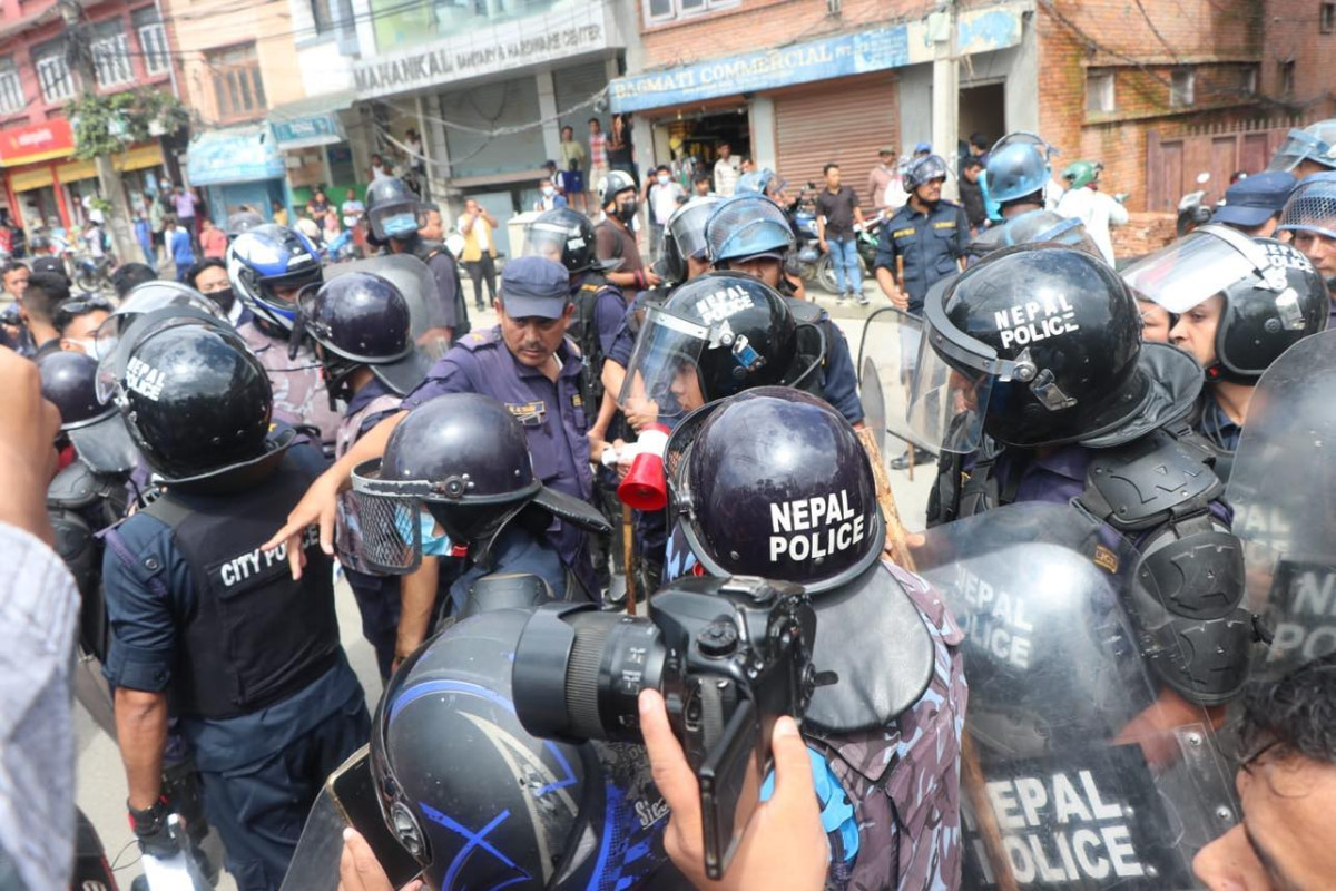 अधिवक्ता पाण्डेलाई पक्राउ गर्न माग गर्दै प्रहरी कार्यालय अगाडि प्रदर्शन (फोटोफिचर)