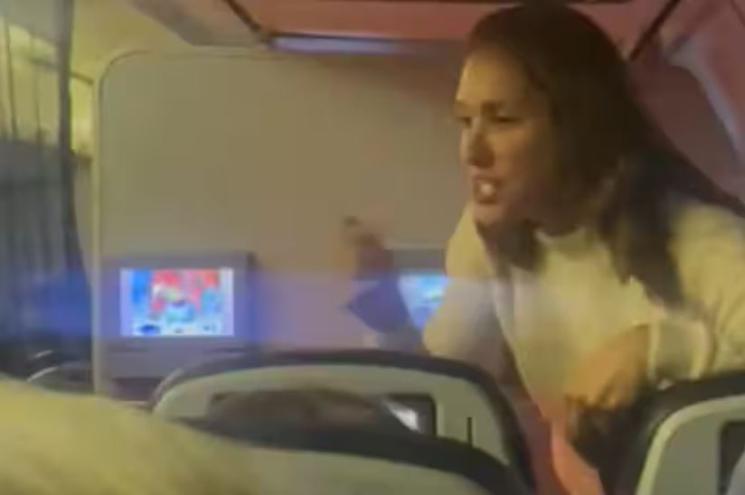 मदिराले लठठ महिलासँग बिबाद बढे पछि बिमान आकस्मिक अवतरण