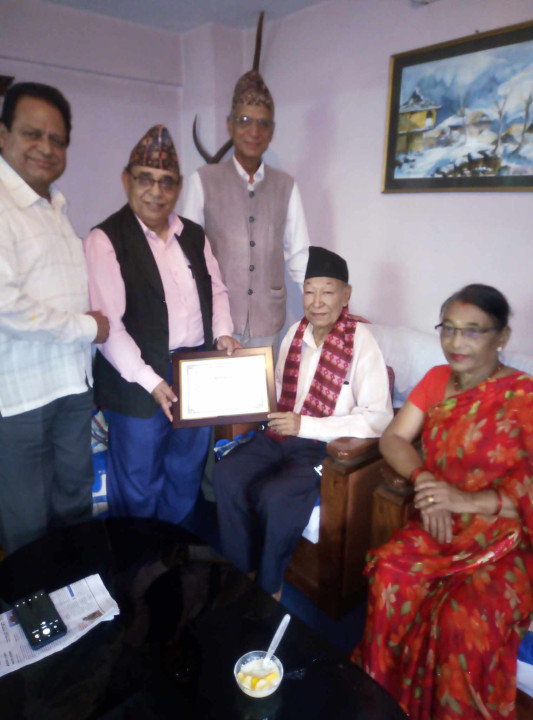 गुरुहरुका गुरुबाट भक्तपुरका वैद्य सम्मानित