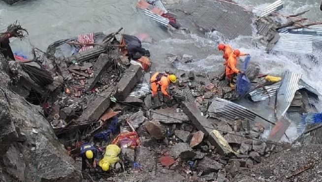 उत्तराखण्डमा पहिरोमा बेपत्ता १७ को खोजी कार्य जारी
