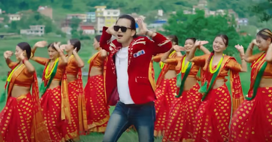 गायिका गंगा लोहनीको ‘रातो सारी लरक्कै डोरी केसैमा’ सार्वजनिक (भिडियो)