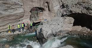 मेलम्ची खानेपानी मुहान अम्बाथान जाने सडक अवरुद्ध