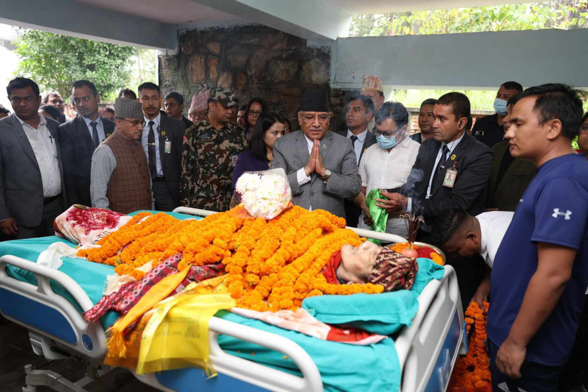 मन्त्री किराँतीको पितालाई श्रद्धाञ्जली दिन प्रधानमन्त्री ललितपुरमा