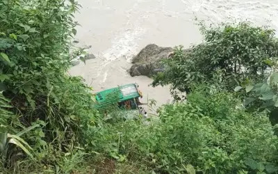 यात्रुवाहक बस त्रिशुली नदीमा खस्यो