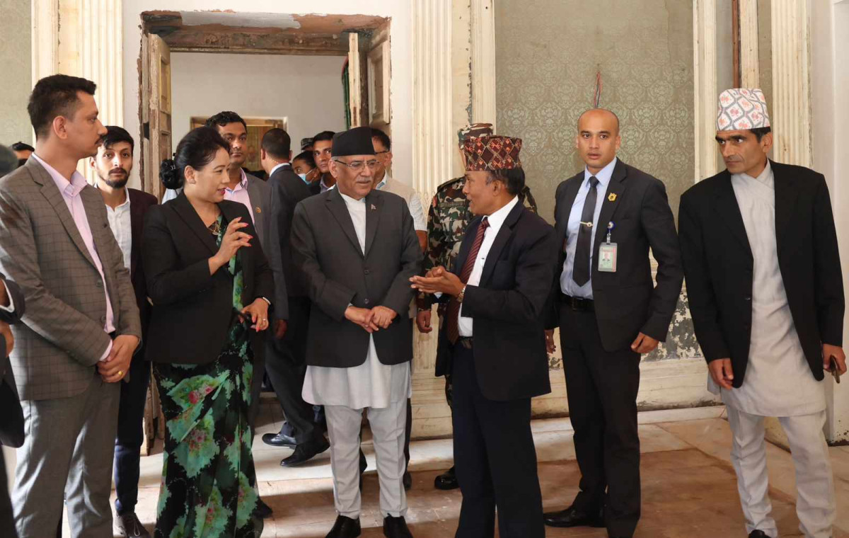 प्रधानमन्त्री प्रचण्डद्वारा भूकम्पबाट क्षतिग्रस्त बनेको सिंहदरबारको भवनको निरीक्षण (फोटोफिचर)