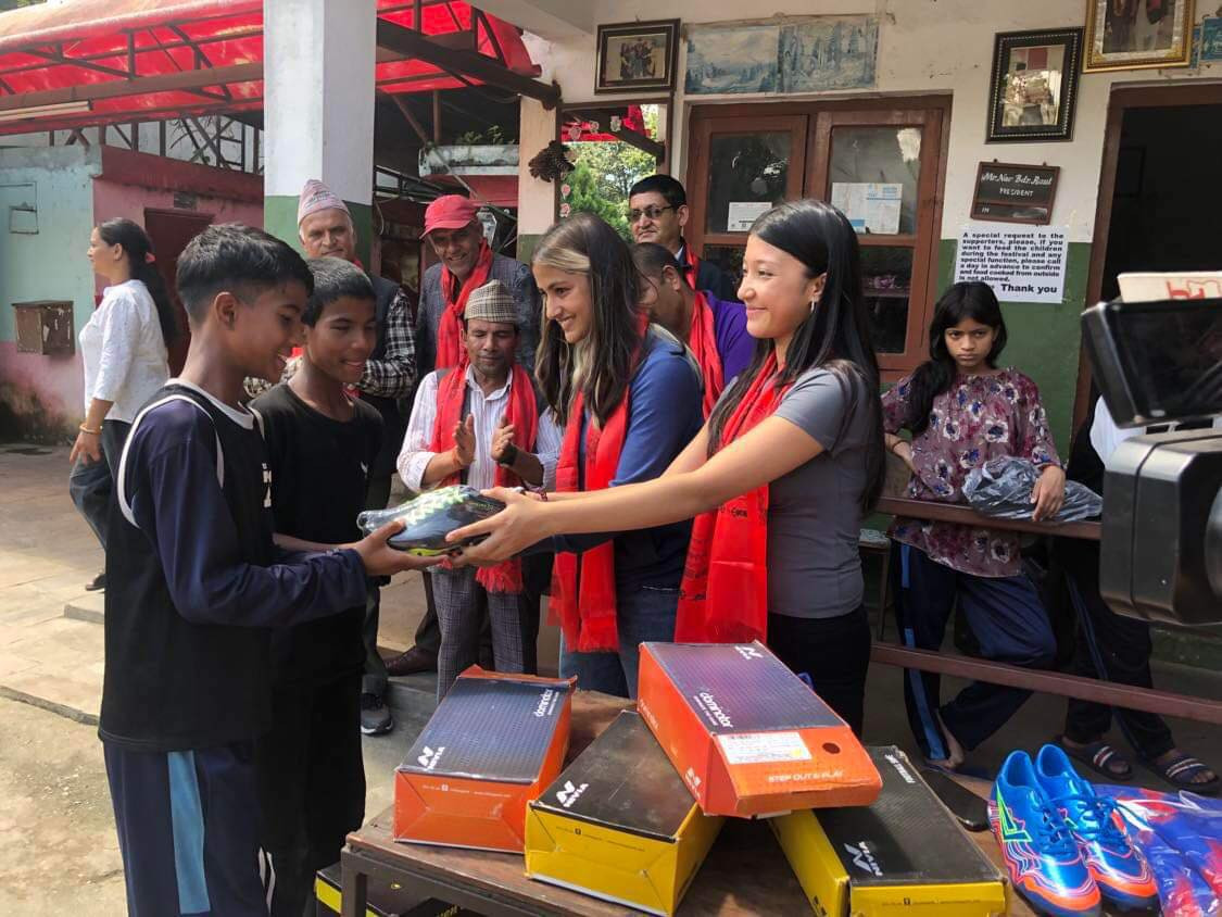 दुई छात्राले दिए आश्रमका बालबालिकालाई जुत्ता र खेल सामग्री