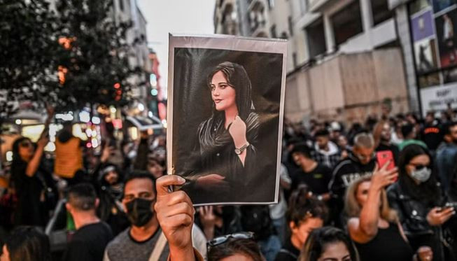 हिजाब प्रकरण: अमिनीको पुण्यतिथिमा उनका पिता इरानी सेनाकाे हिरासतमा