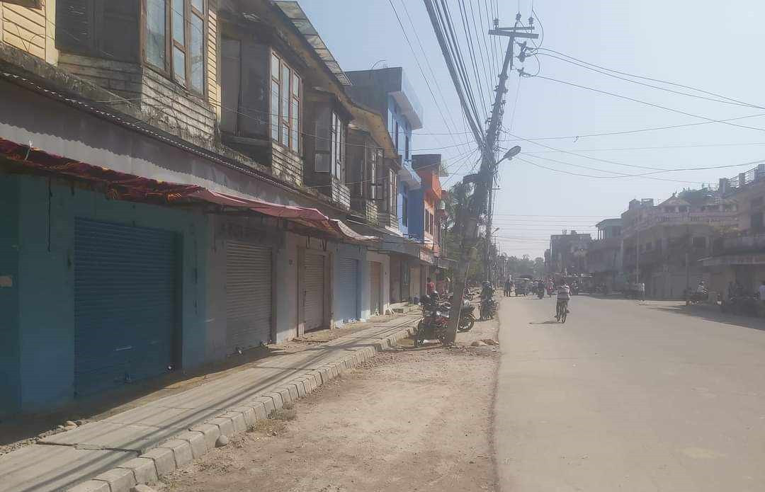 प्रहरीले गोदाममा छापा हानेको भन्दै महेन्द्रनगर बजार बन्द