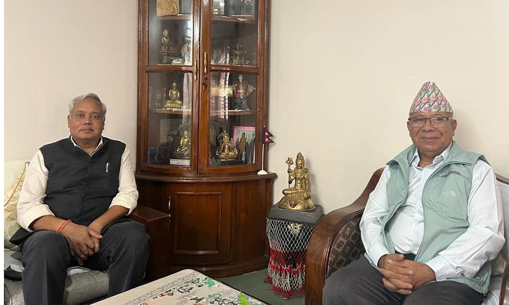 माधवकुमार नेपाल र भारतीय राजदूत श्रीवास्तवबिच भेट
