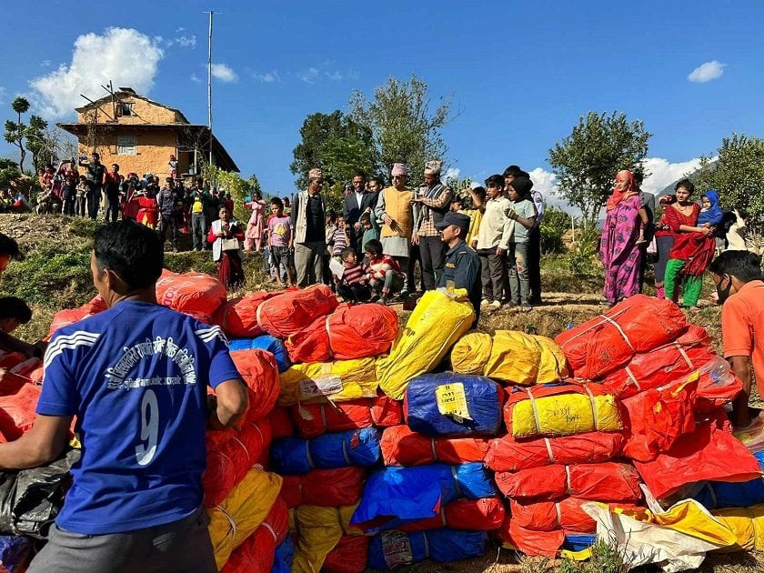 राहत सामग्री लिएर जाजरकोट पुगे उपप्रधानमन्त्री खड्का